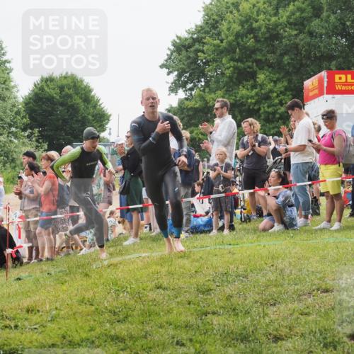 15.06.2025 - 27. Vierlanden-Triathlon KatJ http://msf.ph/oto/8022023 15.06.2025 10:54:38 Schwimmen 695, 715, 749 meine-sportfotos.de