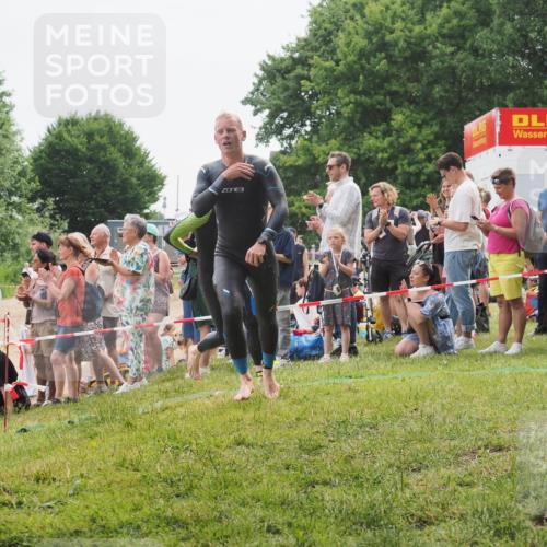 15.06.2025 - 27. Vierlanden-Triathlon KatJ http://msf.ph/oto/8022041 15.06.2025 10:54:38 Schwimmen 695, 715, 749 meine-sportfotos.de