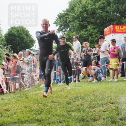 15.06.2025 - 27. Vierlanden-Triathlon KatJ http://msf.ph/oto/8022046 15.06.2025 10:54:39 Schwimmen 695, 715, 749 meine-sportfotos.de