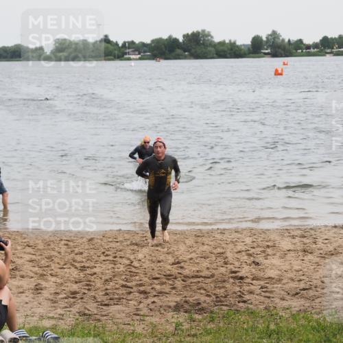 21.06.2025 - 27. Vierlanden-Triathlon MichiJ http://msf.ph/oto/8022051 15.06.2026 10:52:16 Schwimmen 652, 693, 759 meine-sportfotos.de