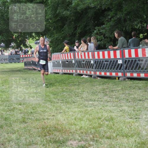 21.06.2025 - 27. Vierlanden-Triathlon KatJ http://msf.ph/oto/8022056 15.06.2025 13:21:20 Ziel 810 meine-sportfotos.de
