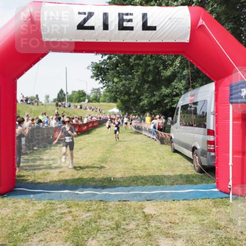 21.06.2025 - 27. Vierlanden-Triathlon MichiJ http://msf.ph/oto/8022059 15.06.2026 11:37:28 Ziel 586 meine-sportfotos.de