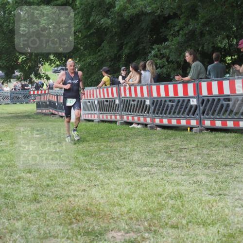 21.06.2025 - 27. Vierlanden-Triathlon KatJ http://msf.ph/oto/8022062 15.06.2025 13:21:20 Ziel 810 meine-sportfotos.de