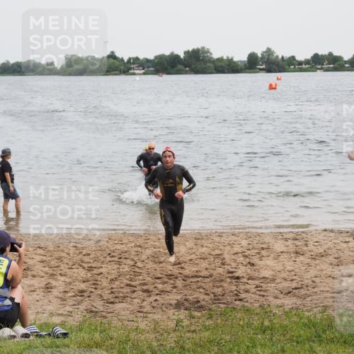 21.06.2025 - 27. Vierlanden-Triathlon MichiJ http://msf.ph/oto/8022070 15.06.2026 10:52:17 Schwimmen 652, 693, 759 meine-sportfotos.de