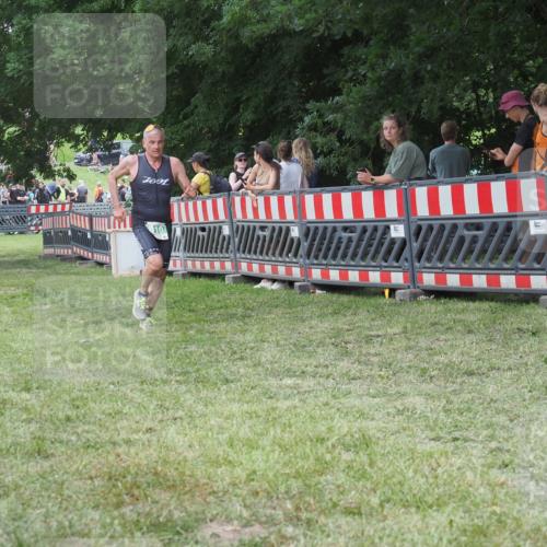 21.06.2025 - 27. Vierlanden-Triathlon KatJ http://msf.ph/oto/8022074 15.06.2025 13:21:21 Ziel 810 meine-sportfotos.de