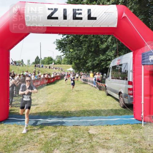 21.06.2025 - 27. Vierlanden-Triathlon MichiJ http://msf.ph/oto/8022079 15.06.2026 11:37:28 Ziel 586 meine-sportfotos.de