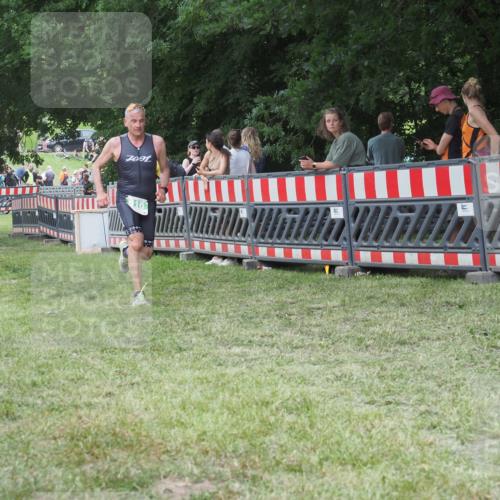 21.06.2025 - 27. Vierlanden-Triathlon KatJ http://msf.ph/oto/8022087 15.06.2025 13:21:21 Ziel 810 meine-sportfotos.de