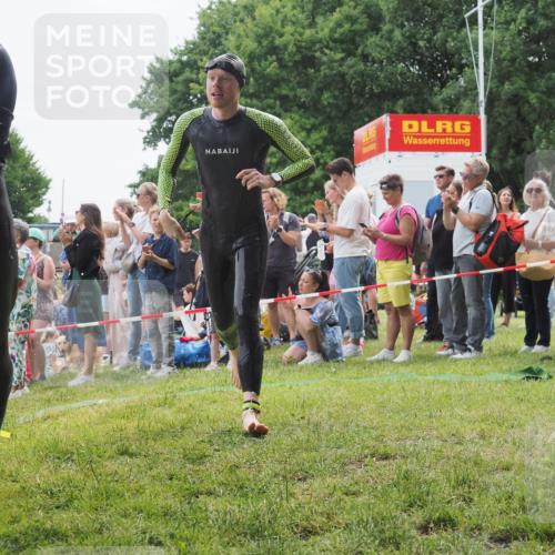 15.06.2025 - 27. Vierlanden-Triathlon KatJ http://msf.ph/oto/8022090 15.06.2025 10:54:39 Schwimmen 695, 715, 749 meine-sportfotos.de