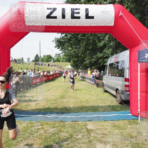 21.06.2025 - 27. Vierlanden-Triathlon MichiJ http://msf.ph/oto/8022091 15.06.2026 11:37:28 Ziel 586 meine-sportfotos.de