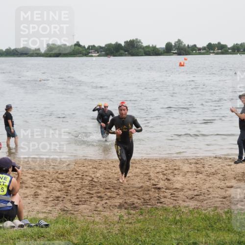 21.06.2025 - 27. Vierlanden-Triathlon MichiJ http://msf.ph/oto/8022094 15.06.2026 10:52:17 Schwimmen 652, 693, 759 meine-sportfotos.de