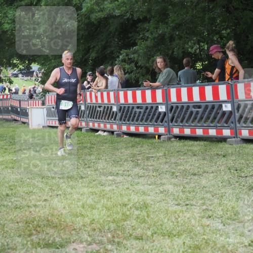 21.06.2025 - 27. Vierlanden-Triathlon KatJ http://msf.ph/oto/8022095 15.06.2025 13:21:21 Ziel 810 meine-sportfotos.de