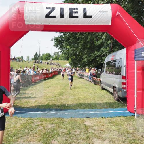 21.06.2025 - 27. Vierlanden-Triathlon MichiJ http://msf.ph/oto/8022097 15.06.2026 11:37:29 Ziel 586, 611 meine-sportfotos.de