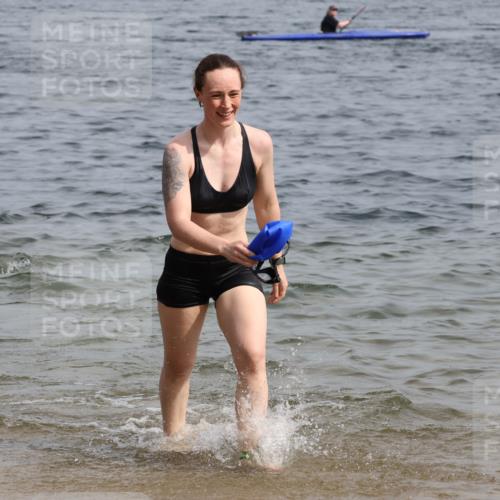 15.06.2025 - 27. Vierlanden-Triathlon Lena Gebhardt http://msf.ph/oto/8022098 15.06.2025 10:19:40 Schwimmen 503, 539, 578, 603 meine-sportfotos.de