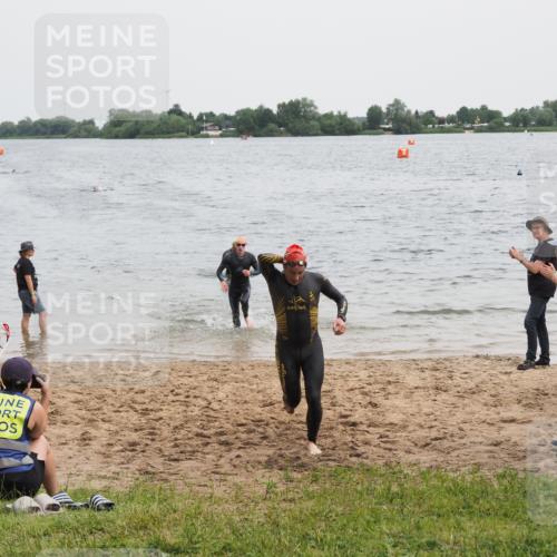 21.06.2025 - 27. Vierlanden-Triathlon MichiJ http://msf.ph/oto/8022107 15.06.2026 10:52:18 Schwimmen 652, 693, 759 meine-sportfotos.de