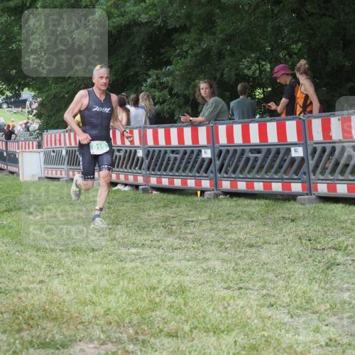 21.06.2025 - 27. Vierlanden-Triathlon KatJ http://msf.ph/oto/8022110 15.06.2025 13:21:21 Ziel 810 meine-sportfotos.de