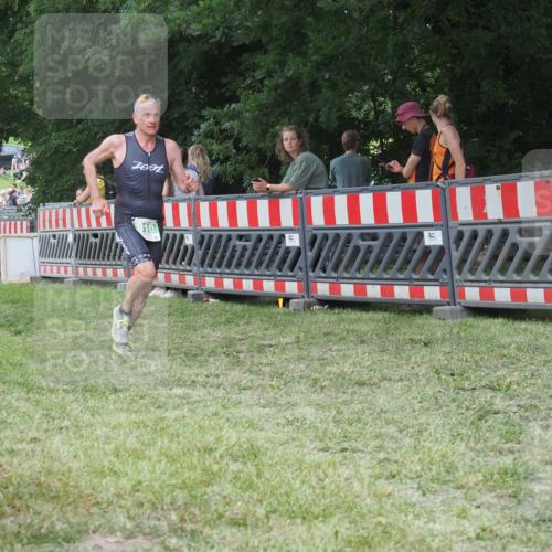 21.06.2025 - 27. Vierlanden-Triathlon KatJ http://msf.ph/oto/8022118 15.06.2025 13:21:21 Ziel 810 meine-sportfotos.de