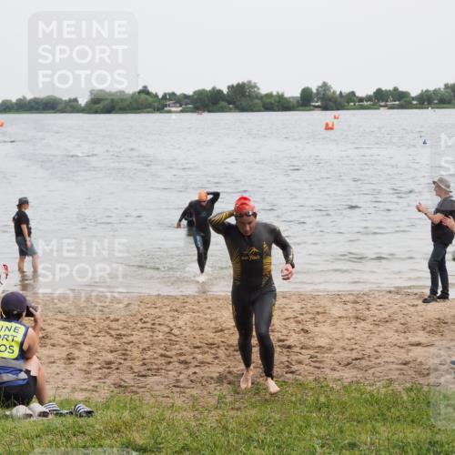 21.06.2025 - 27. Vierlanden-Triathlon MichiJ http://msf.ph/oto/8022123 15.06.2026 10:52:18 Schwimmen 652, 693, 759 meine-sportfotos.de