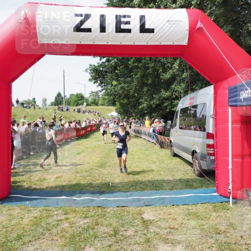 21.06.2025 - 27. Vierlanden-Triathlon MichiJ http://msf.ph/oto/8022136 15.06.2026 11:37:30 Ziel 586, 611 meine-sportfotos.de