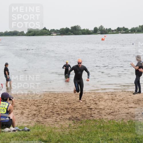 21.06.2025 - 27. Vierlanden-Triathlon MichiJ http://msf.ph/oto/8022144 15.06.2026 10:52:21 Schwimmen 652, 682, 759 meine-sportfotos.de