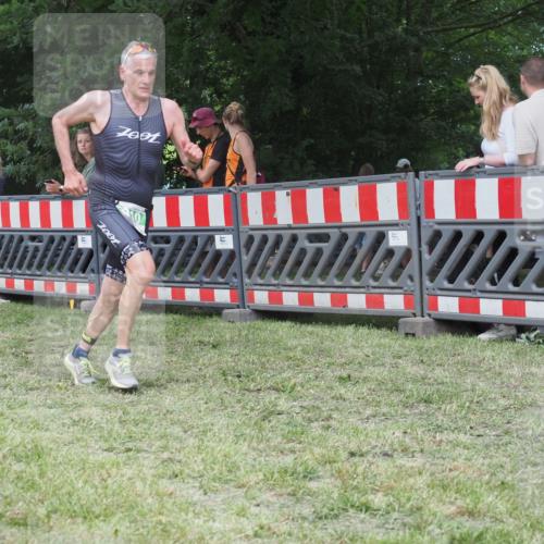 21.06.2025 - 27. Vierlanden-Triathlon KatJ http://msf.ph/oto/8022147 15.06.2025 13:21:22 Ziel 805, 810 meine-sportfotos.de