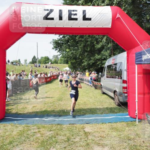 21.06.2025 - 27. Vierlanden-Triathlon MichiJ http://msf.ph/oto/8022151 15.06.2026 11:37:30 Ziel 586, 611 meine-sportfotos.de