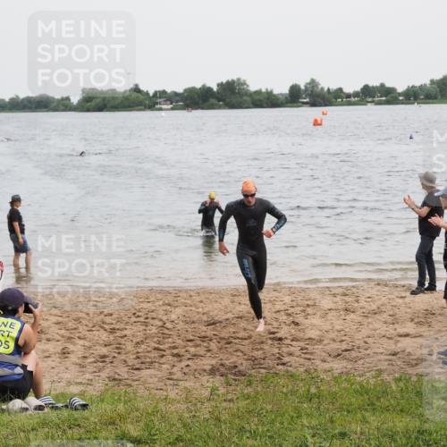 21.06.2025 - 27. Vierlanden-Triathlon MichiJ http://msf.ph/oto/8022157 15.06.2026 10:52:21 Schwimmen 652, 682, 759 meine-sportfotos.de
