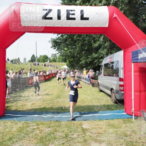 21.06.2025 - 27. Vierlanden-Triathlon MichiJ http://msf.ph/oto/8022158 15.06.2026 11:37:30 Ziel 586, 611 meine-sportfotos.de