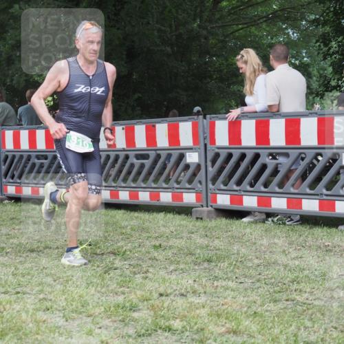21.06.2025 - 27. Vierlanden-Triathlon KatJ http://msf.ph/oto/8022160 15.06.2025 13:21:22 Ziel 805, 810 meine-sportfotos.de