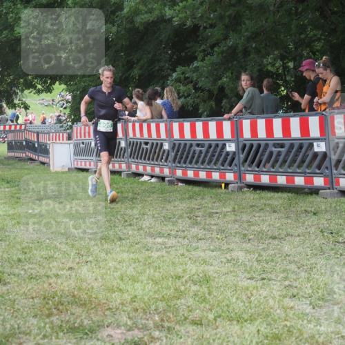 21.06.2025 - 27. Vierlanden-Triathlon KatJ http://msf.ph/oto/8022161 15.06.2025 13:21:31 Ziel 805, 853 meine-sportfotos.de