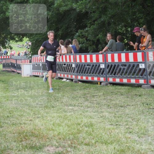 21.06.2025 - 27. Vierlanden-Triathlon KatJ http://msf.ph/oto/8022166 15.06.2025 13:21:31 Ziel 805, 853 meine-sportfotos.de