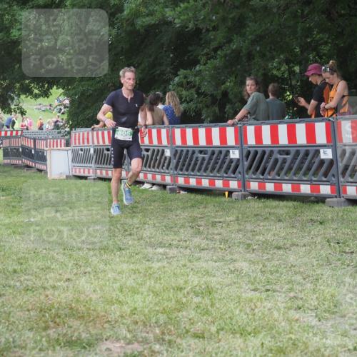 21.06.2025 - 27. Vierlanden-Triathlon KatJ http://msf.ph/oto/8022168 15.06.2025 13:21:31 Ziel 805, 853 meine-sportfotos.de