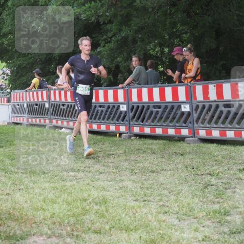 21.06.2025 - 27. Vierlanden-Triathlon KatJ http://msf.ph/oto/8022171 15.06.2025 13:21:31 Ziel 805, 853 meine-sportfotos.de