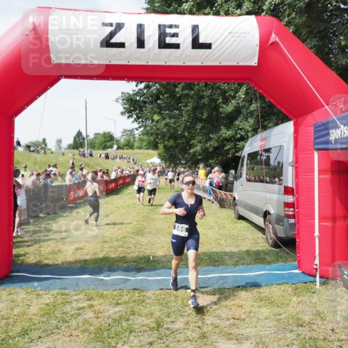 21.06.2025 - 27. Vierlanden-Triathlon MichiJ http://msf.ph/oto/8022174 15.06.2026 11:37:30 Ziel 586, 611 meine-sportfotos.de