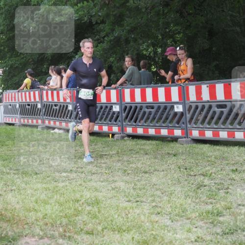 21.06.2025 - 27. Vierlanden-Triathlon KatJ http://msf.ph/oto/8022175 15.06.2025 13:21:32 Ziel 805, 853 meine-sportfotos.de
