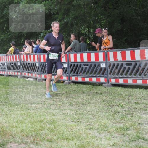 21.06.2025 - 27. Vierlanden-Triathlon KatJ http://msf.ph/oto/8022178 15.06.2025 13:21:32 Ziel 805, 853 meine-sportfotos.de
