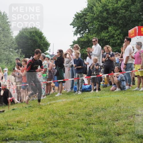 15.06.2025 - 27. Vierlanden-Triathlon KatJ http://msf.ph/oto/8022182 15.06.2025 10:54:46 Schwimmen 695, 713, 715, 749 meine-sportfotos.de