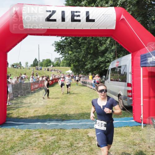21.06.2025 - 27. Vierlanden-Triathlon MichiJ http://msf.ph/oto/8022192 15.06.2026 11:37:31 Ziel 586, 611 meine-sportfotos.de