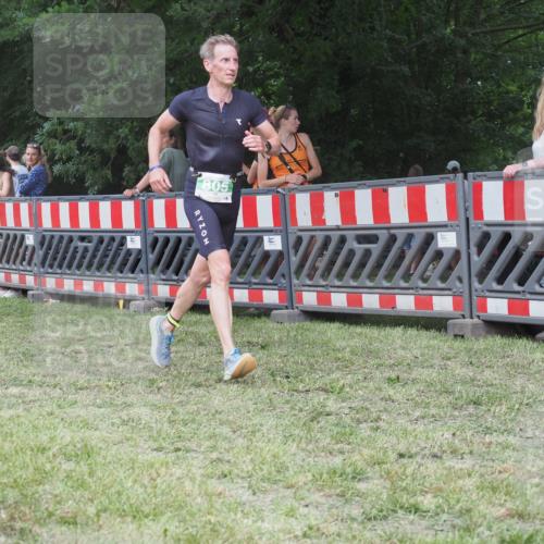 21.06.2025 - 27. Vierlanden-Triathlon KatJ http://msf.ph/oto/8022195 15.06.2025 13:21:32 Ziel 805, 853 meine-sportfotos.de