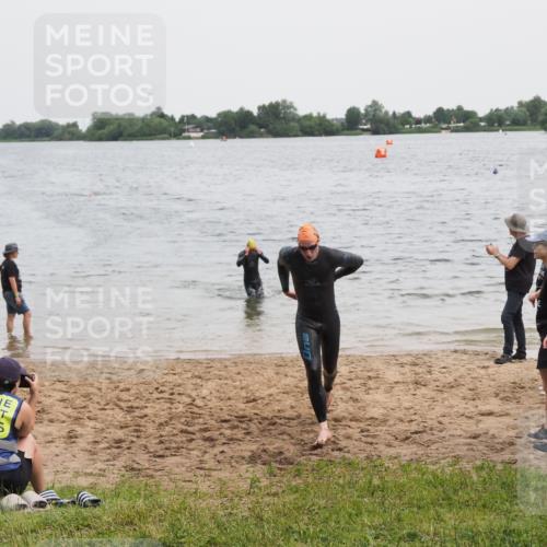 21.06.2025 - 27. Vierlanden-Triathlon MichiJ http://msf.ph/oto/8022196 15.06.2026 10:52:22 Schwimmen 652, 682, 759 meine-sportfotos.de