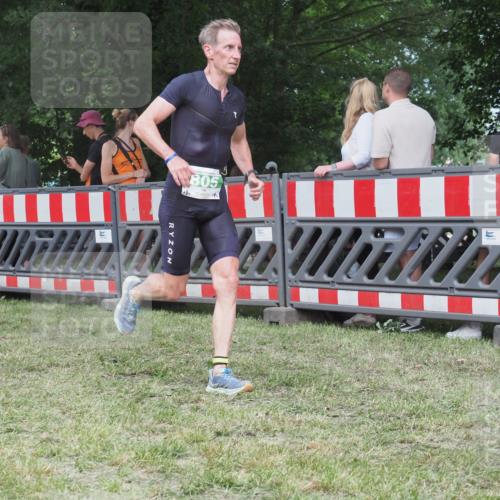 21.06.2025 - 27. Vierlanden-Triathlon KatJ http://msf.ph/oto/8022201 15.06.2025 13:21:33 Ziel 805, 853 meine-sportfotos.de
