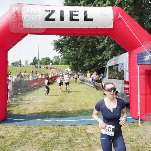 21.06.2025 - 27. Vierlanden-Triathlon MichiJ http://msf.ph/oto/8022204 15.06.2026 11:37:31 Ziel 586, 611 meine-sportfotos.de