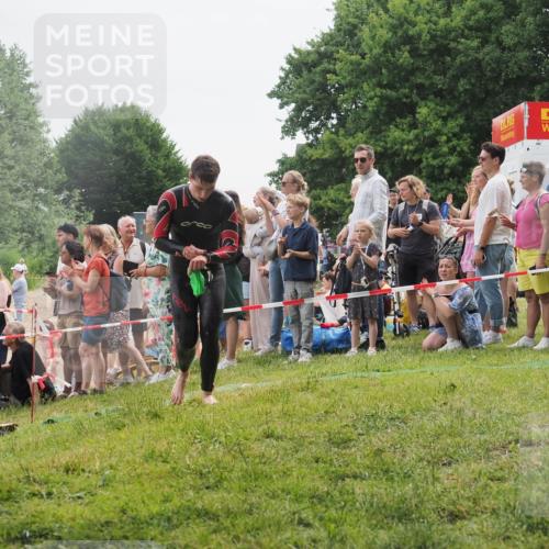 15.06.2025 - 27. Vierlanden-Triathlon KatJ http://msf.ph/oto/8022213 15.06.2025 10:54:47 Schwimmen 695, 713, 715, 749 meine-sportfotos.de