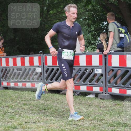 21.06.2025 - 27. Vierlanden-Triathlon KatJ http://msf.ph/oto/8022214 15.06.2025 13:21:33 Ziel 805, 853 meine-sportfotos.de