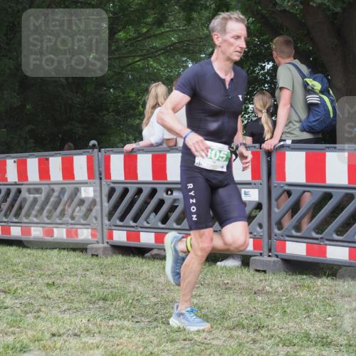 21.06.2025 - 27. Vierlanden-Triathlon KatJ http://msf.ph/oto/8022218 15.06.2025 13:21:33 Ziel 805, 853 meine-sportfotos.de