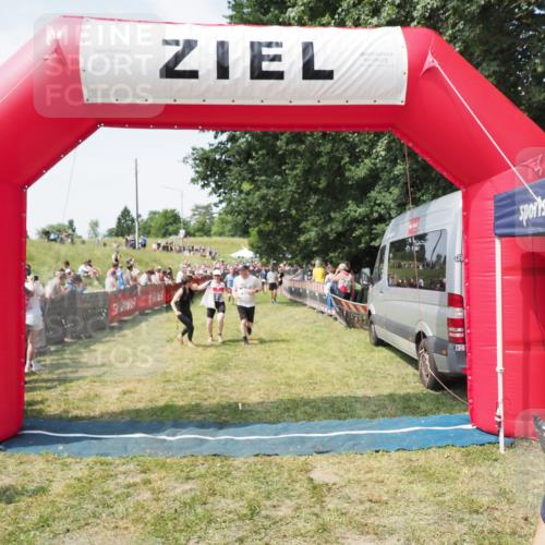 21.06.2025 - 27. Vierlanden-Triathlon MichiJ http://msf.ph/oto/8022223 15.06.2026 11:37:31 Ziel 586, 611 meine-sportfotos.de