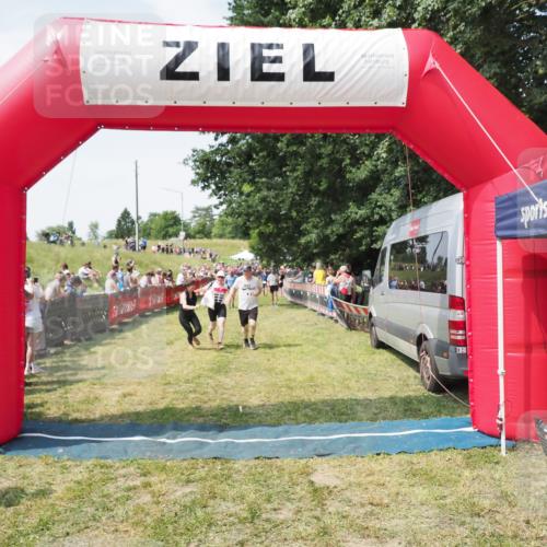 21.06.2025 - 27. Vierlanden-Triathlon MichiJ http://msf.ph/oto/8022232 15.06.2026 11:37:31 Ziel 586, 611 meine-sportfotos.de