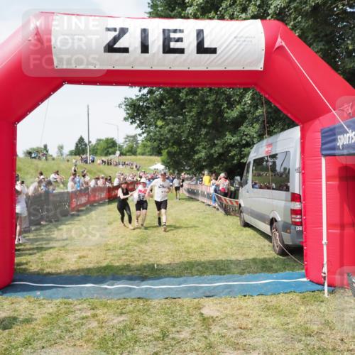 21.06.2025 - 27. Vierlanden-Triathlon MichiJ http://msf.ph/oto/8022238 15.06.2026 11:37:32 Ziel 586, 611 meine-sportfotos.de