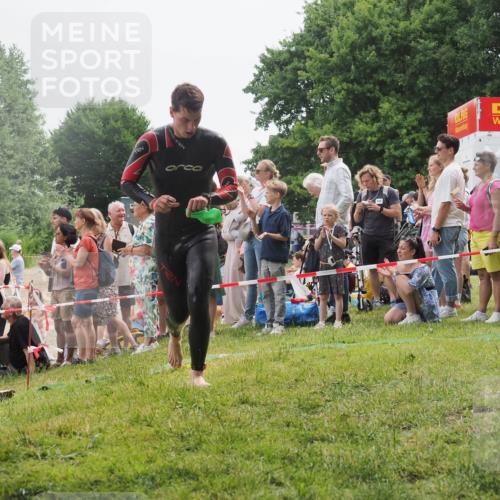 15.06.2025 - 27. Vierlanden-Triathlon KatJ http://msf.ph/oto/8022248 15.06.2025 10:54:47 Schwimmen 695, 713, 715, 749 meine-sportfotos.de
