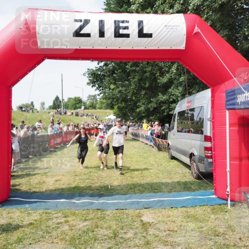 21.06.2025 - 27. Vierlanden-Triathlon MichiJ http://msf.ph/oto/8022255 15.06.2026 11:37:32 Ziel 586, 611 meine-sportfotos.de