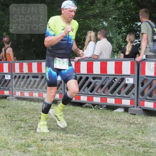 21.06.2025 - 27. Vierlanden-Triathlon KatJ http://msf.ph/oto/8022256 15.06.2025 13:21:38 Ziel 844, 853 meine-sportfotos.de